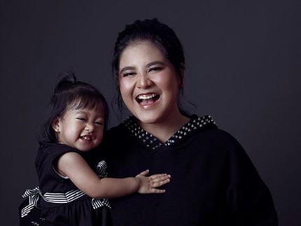 7 Gaya Luwes Kahiyang Ayu Gendong Sedah Mirah, Mana yang Mirip Bunda?