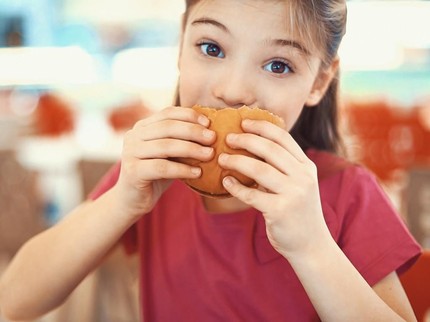 Catat Bunda, 5 Jenis Makanan yang Melemahkan Fungsi Otak Anak