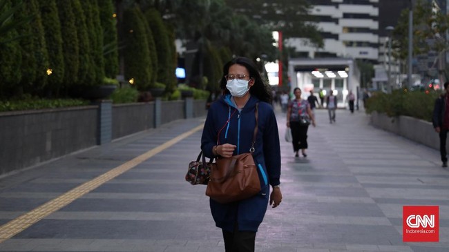 Sejumlah pekerja di kawasan bisnis Sudirman, Jakarta, Senin, 18 November 2019. CNNIndonesia/Safir Makki