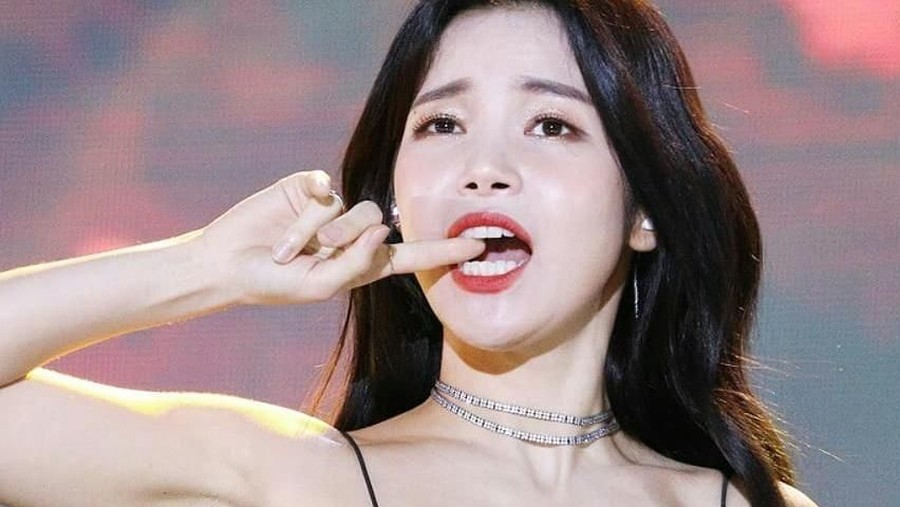 Baju Seksi Solar MAMAMOO Tuai Kontroversi, Fans Kecam Penata Busana Baju panggung milik Solar MAMAMOO mendapat kecaman karena bajunya yang dinilai seksi, para penggemar pun mengecam penata busana.