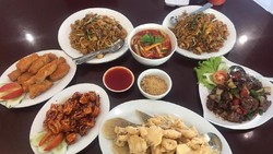 Menjajal Nikmatnya Bakmi Legenda dengan Cumi Kering Saus Singapura