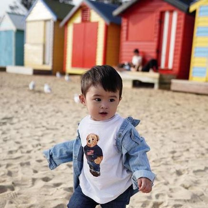 <p>Sejak usia belasan bulan, Raphael Moeis sudah dipakaikan berbagai baju yang keren, Bun. Kombinasi jaket denim dan kaos putih yang Raphael gunakan terlihat serasi dan kece ya. (Foto: Instagram @raphaelmoeis)</p>