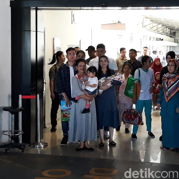 <p>Tubuh Selvi sudah terlihat fit setelah melahirkan. Meski sebelumnya dia dipapah menggunakan kursi roda hingga pintu depan rumah sakit.(Foto: Bayu Ardi Isnanto/detikcom)</p>