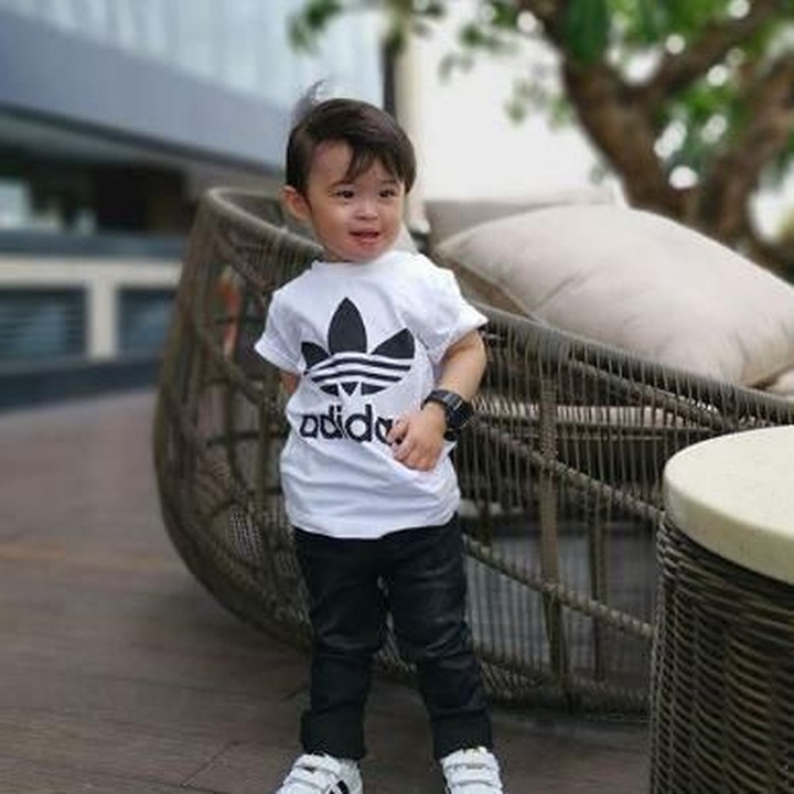 <p>Di umur 22 bulan, Raphael kelihatannya mewarisi bakat model sang ibu nih. Lihat saja, dengan pakaian bertema monokrom, Raphael bergaya seperti model. (Foto: Instagram @sandradewi88)</p>