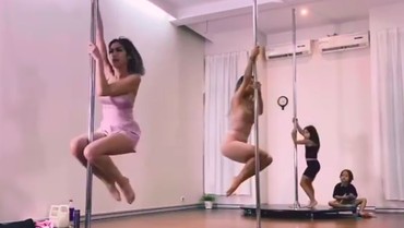 img-title Jennifer Bachdim Pole Dance, Netizen Salfok Sama Kiyomi