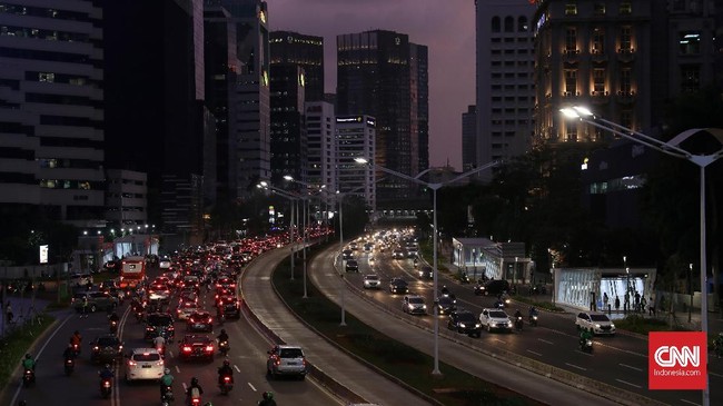 sejumlah kendaraan melintas di jalan sudirman, Jakarta, Senin, 18 November 2019. CNNIndonesia/Safir Makki
