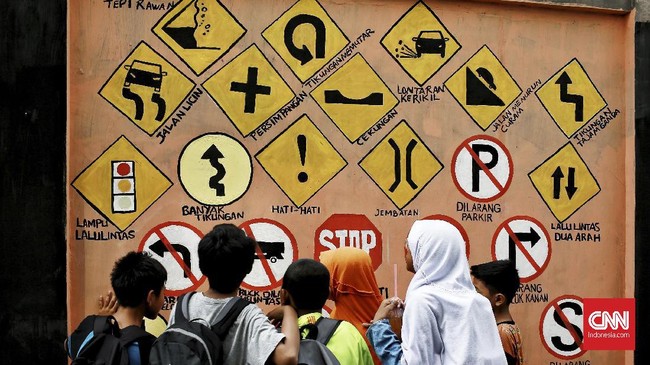 FOTO: Belajar Lewat Mural Sarat Edukasi di Pademangan Timur