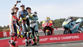 FOTO: Tiga Juara Dunia Berpose di MotoGP Valencia