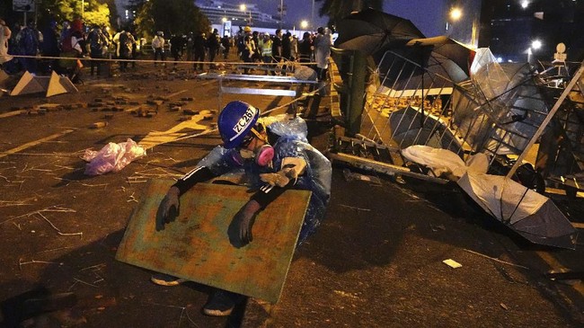 Bentrokan kembali terjadi di Hong Kong antara polisi dan demonstran setelah kurang lebih sepekan terakhir kondisi sempat tenang.