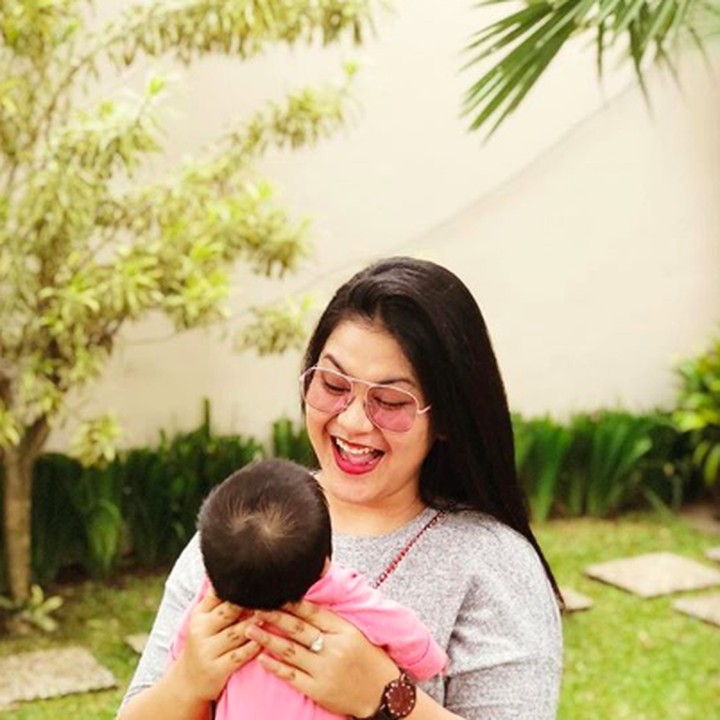 <p>Kahiyang sudah enggak takut lagi menggendong Sedah Mirah yang anteng dibalut jumper. (Foto: Instagram/ @ayanggkahiyang)</p>