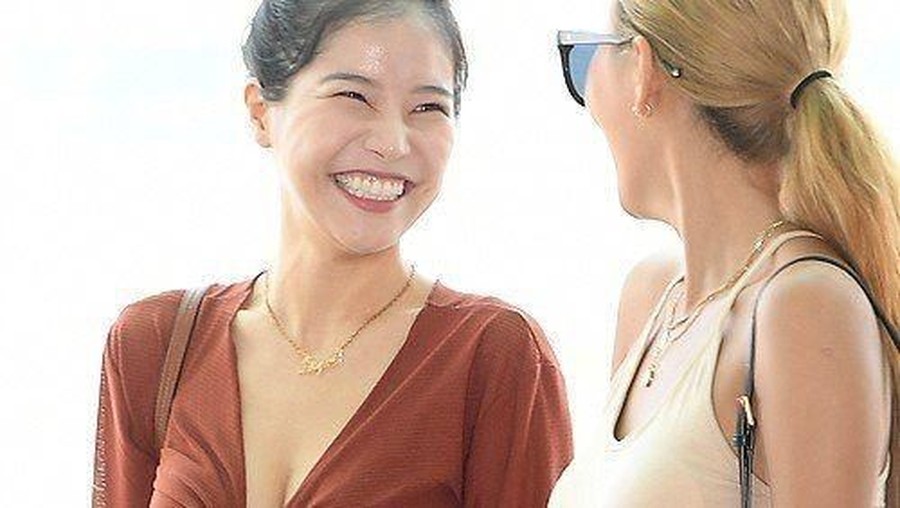 Solar MAMAMOO mengenakan busana seksi.