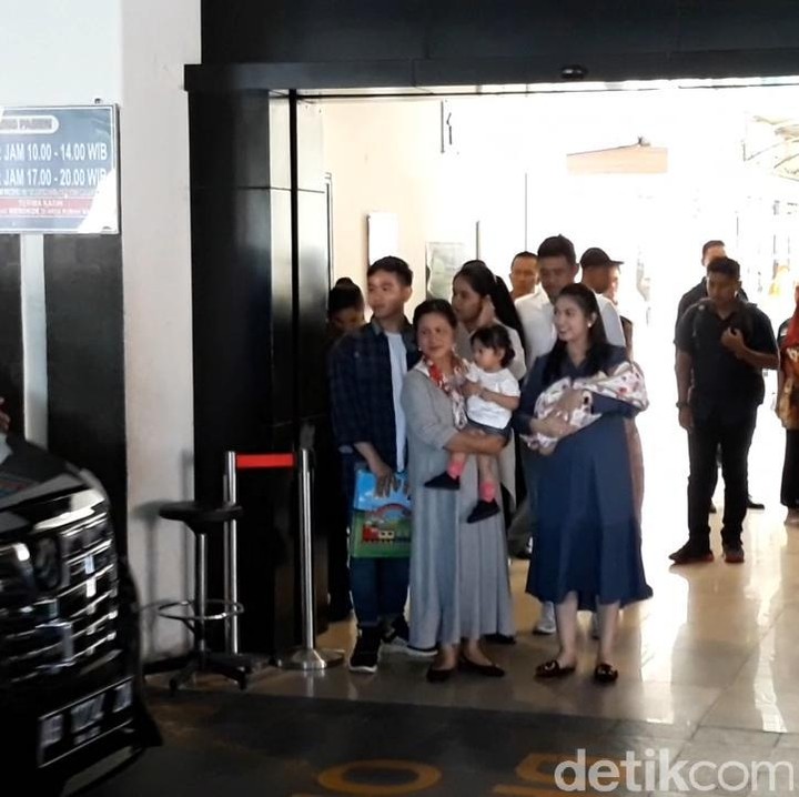 <p>Selvi tersenyum manis ke arah awak media. Menyambut mobil yang akan membawa La Lembah Manah pulang ke rumah. Semoga sehat selalu ya Selvi dan Lembah. (Foto: Bayu Ardi Isnanto/detikcom)</p>