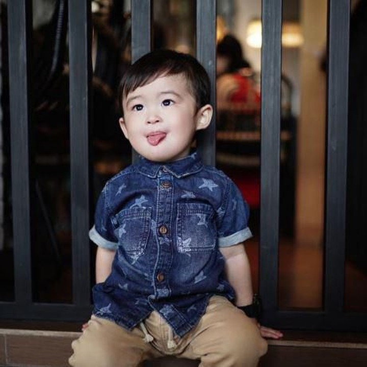 <p>Warna baju dan celana anak enggak harus selalu senada. Kombinasi kemeja biru dan celana chino berwarna cokelat juga kelihatan keren nih, Bun. (Foto: Instagram @raphaelmoeis)</p>
