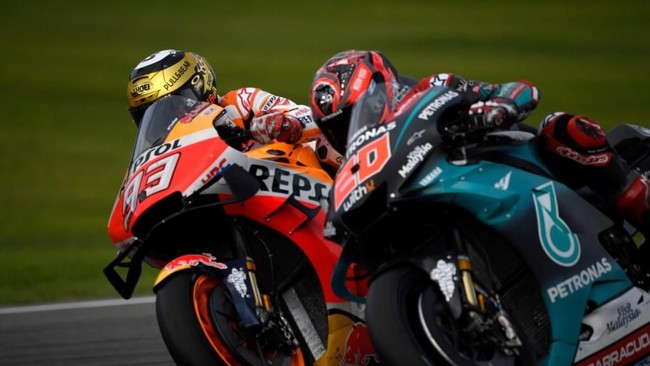 Repsol Honda Team's Spanish rider Marc Marquez (L) and Petronas Yamaha SRT's French rider Fabio Quartararo ride during the MotoGP race of the MotoGP Valencia Grand Prix at the Ricardo Tormo racetrack in Cheste near Valencia, on November 17, 2019. (Photo by PIERRE-PHILIPPE MARCOU / AFP)