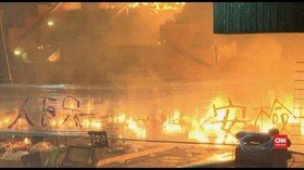 VIDEO: Gerbang Kampus dan Truk Dibakar Demonstran Hong Kong