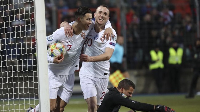 Kapten timnas Portugal Cristiano Ronaldo jadi bahan perbincangan di media sosial karena meniru aksi curi gol Aaron Ramsey.