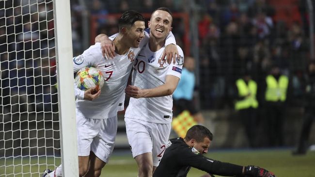 Ronaldo Curi Gol Rekan Setim Seperti Ramsey Kapten timnas Portugal Cristiano Ronaldo jadi bahan perbincangan di media sosial karena meniru aksi curi gol Aaron Ramsey.