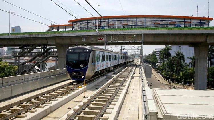 Ingin rayakan tahun baru tanpa takut macet dan bingung parkir? Solusinya naik kendaraan umum, Bunda. Yuk, simak jam operasional KRL, TransJakarta, dan MRT.