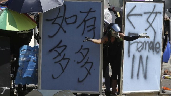 Polisi Hong Kong mengakhiri aksi penggeledahan terhadap para demonstran di Universitas Politeknik Hong Kong pada Jumat (29/11).