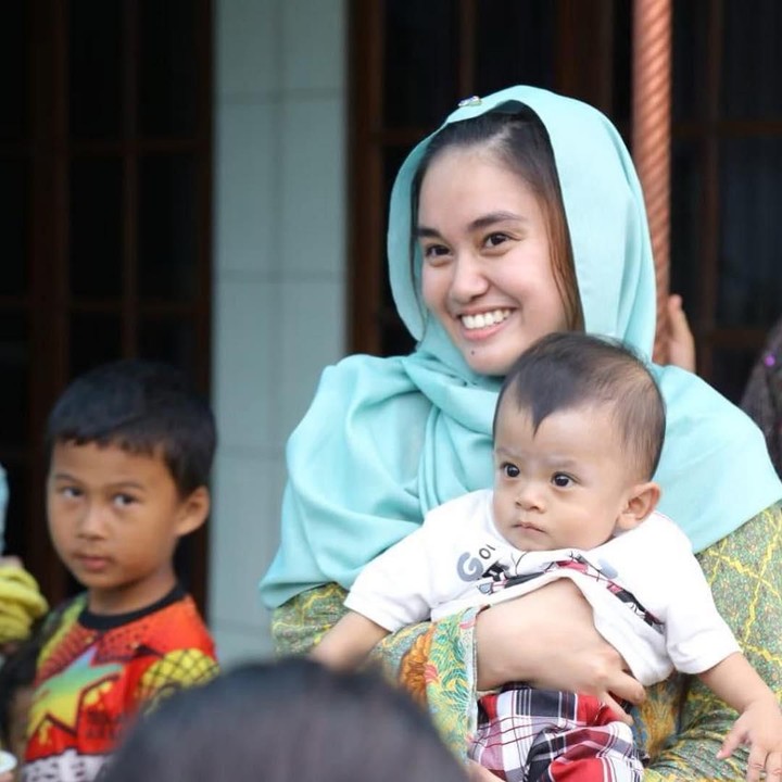 <p>Tak hanya itu, Bun. Ia pun tak canggung berinteraksi dengan anak-anak. (Foto: Instagram @farahputerinahlia)</p>