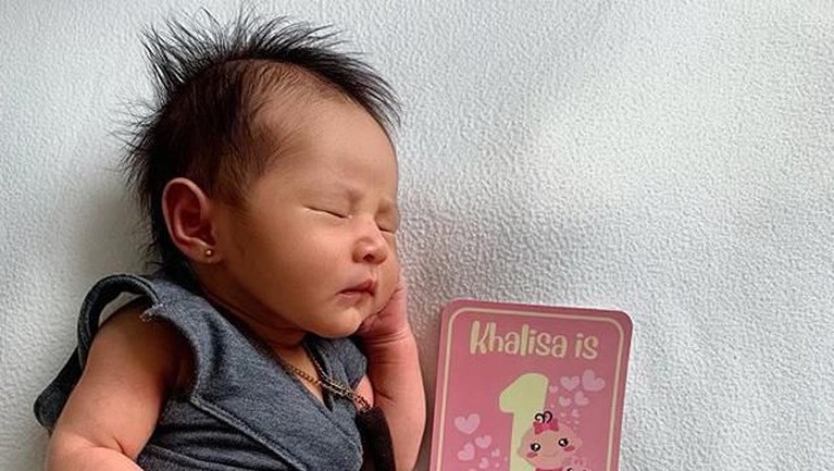 7 Potret Cantik dan Menggemaskan Putri Kartika Putri dan Habib Usman Beberapa potret cantik Khalisa, anak dari Kartika Putri dan Habib Usman.