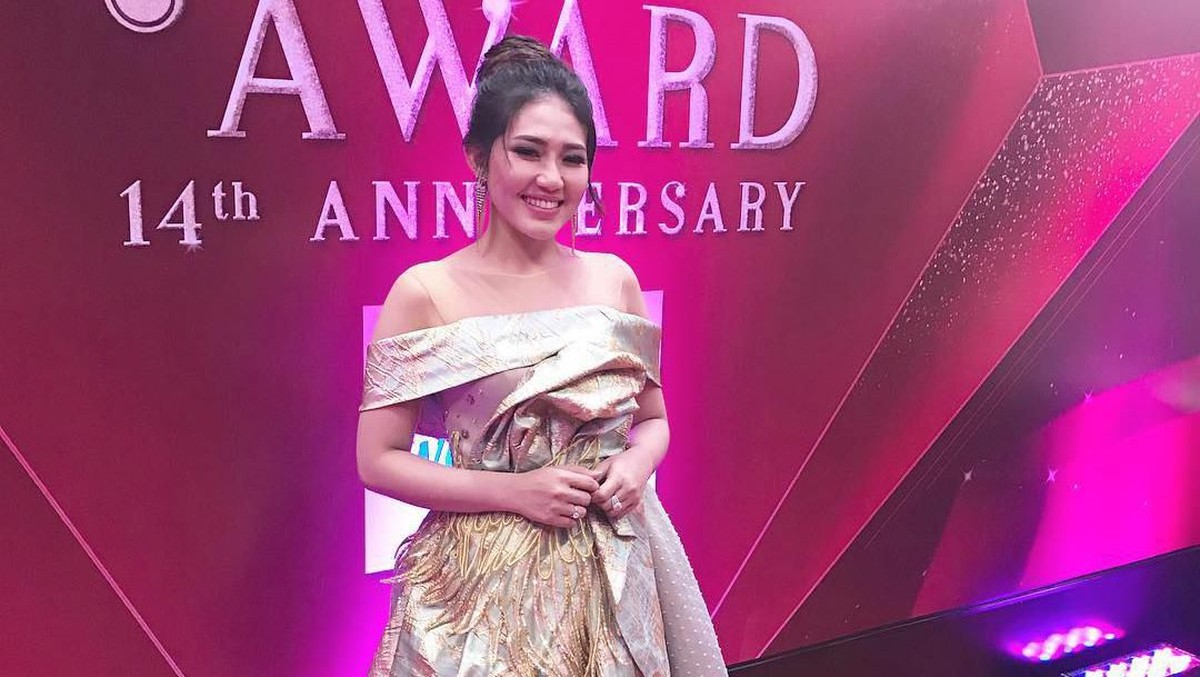 Via Vallen bikin heboh dengan penampilan pipi chubby-nya&period; Ia sempat dikira melakukan operasi plastik&period;