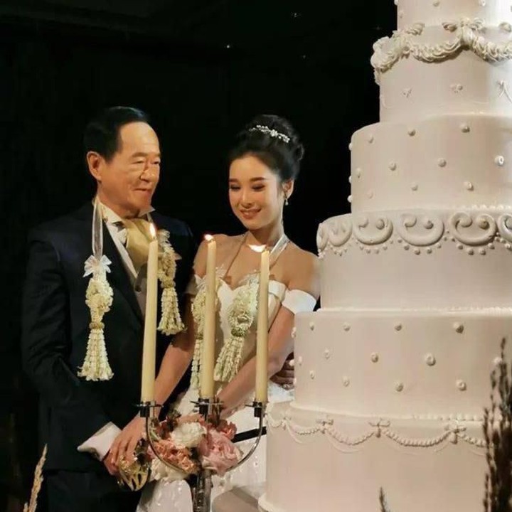 <p>Sweet! Ini adalah momen saat keduanya bersiap memotong kue pernikahan. (Foto: Facebook @teambigkren)  </p>