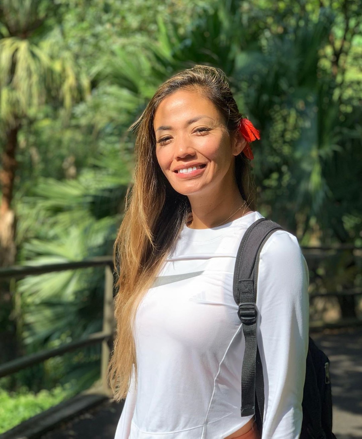 Memasuki usia 40 tahun&comma; Shanty Paredes tetap tampil seksi bak seorang remaja&period; Liburannya di Hongkong pun menjadi sorotan publik&period;