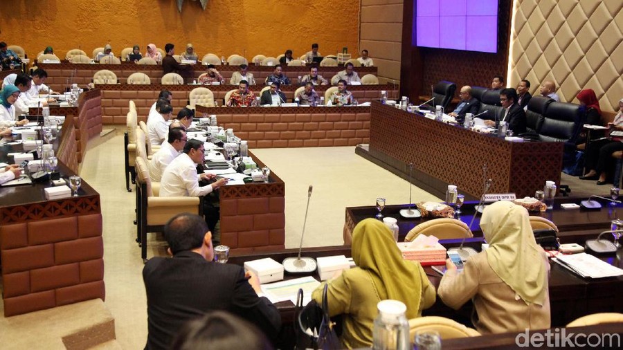 Mendes PDTT Raker dengan Komisi V DPR Menteri Desa, Pembangunan Daerah Tertinggal, dan Transmigrasi, Abdul Halim Iskandar menggelar rapat kerja perdana di Kompleks Parlemen, Senayan, Jakarta, Selasa (19/11/2019).