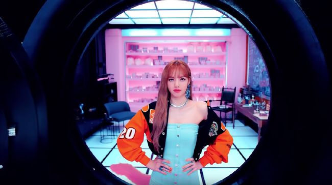 Member BLACKPINK, Lisa membuktikan pengaruhnya tidak hanya di dunia musik, tapi juga bidang fashion. Berkatnya, tas dari brand mode Prancis ludes terjual.