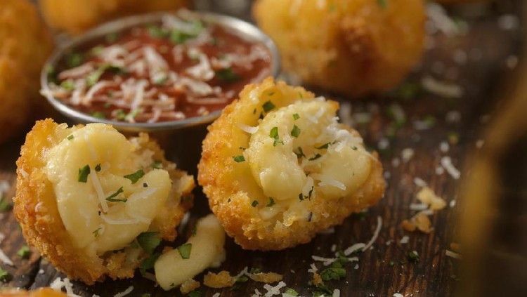Resep bekal bola makaroni ini pasti si kecil suka. Renyah pas digigit, tapi lumer di dalam.