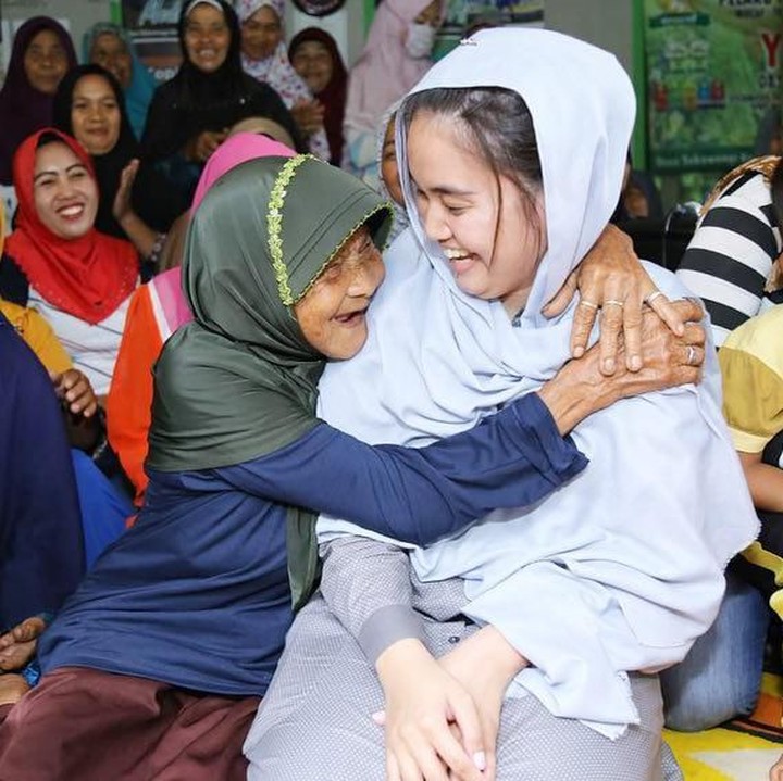Senyum semringah Farah saat seorang nenek asal Desa Sukawangi memeluknya. (Foto: Instagram @farahputerinahlia)