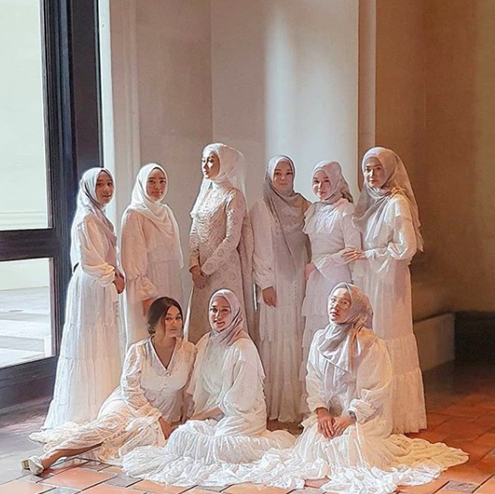 <p>Sebagai desainer, tentunya Dian Pelangi paham busana yang cocok untuknya. Termasuk dalam mempersiapkan busana pernikahannya yang bernuansa <em>off white.</em> (Foto: Instagram @riamiranda)</p>