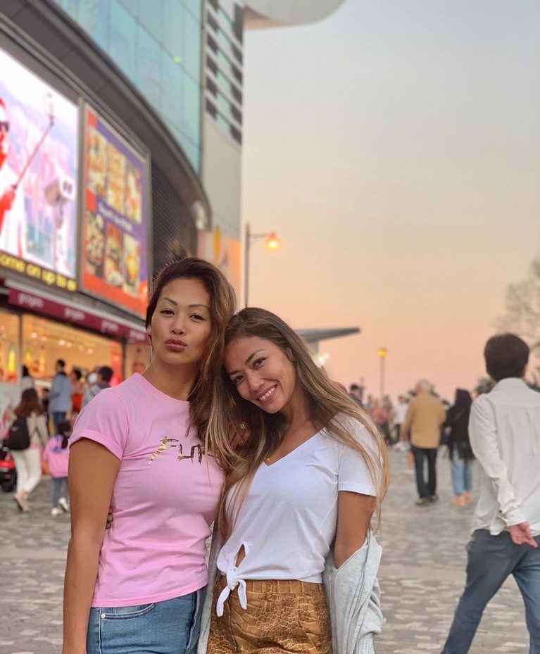 6 Gaya Seksi nan Elegan Shanty Paredes di Hongkong Memasuki usia 40 tahun, Shanty Paredes tetap tampil seksi bak seorang remaja. Liburannya di Hongkong pun menjadi sorotan publik.