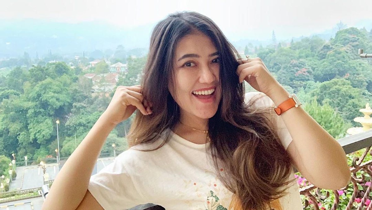 Via Vallen bikin heboh dengan penampilan pipi chubby-nya&period; Ia sempat dikira melakukan operasi plastik&period;