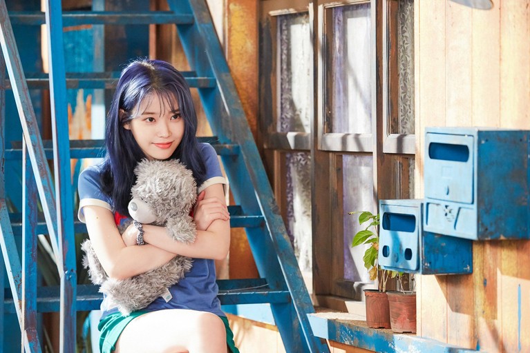 Selain V BTS, 7 Idol Berambut Biru Ini Curi Perhatian Selain V BTS, Sederet idol yang mengecat rambut biru ini dipilih netizen sangat cocok dengan visualnya, siapa saja mereka?
