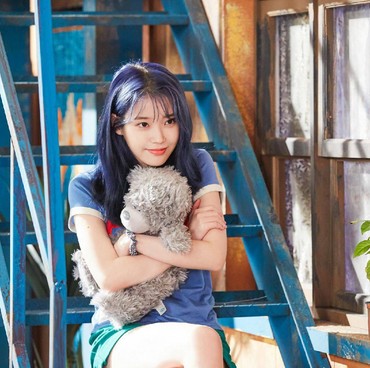 Dengar Berita Kematian Goo Hara, IU Menangis di Tengah Konser