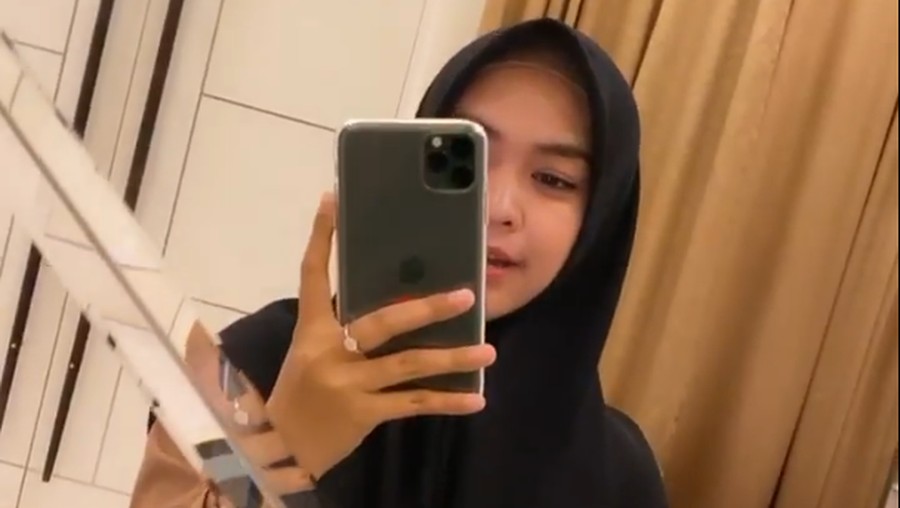 Ria Ricis memberi pembelaan usai dirinya disebut riya karena memamerkan ponsel mewahnya.