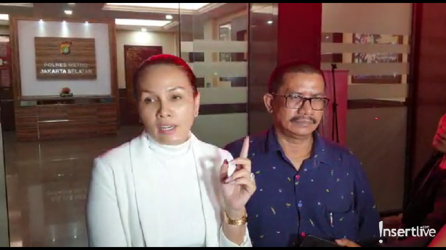 Salah satu rekan bisnis Nikita Mirzani, Fitri Salhuteru, memenuhi panggilan polisi untuk diperiksa terkait laporan Nikita yang disebut cepu oleh Elza.Syarief.