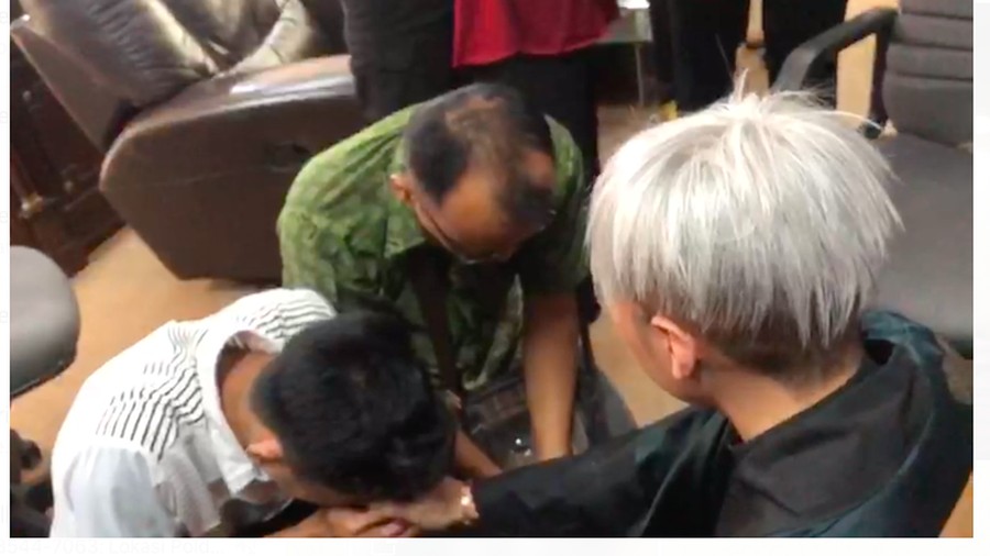 Cabut Gugatan, Ayah Abri: Ampun, Maafkan Anak Saya Pak Roy Kiyoshi Kedua orang tua pemilik akun Hikmah Kehidupan bersujud di kaki Roy Kiyoshi.