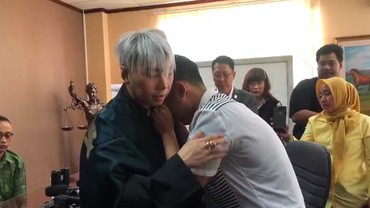 Orang Tua Pengelola Hikmah Kehidupan Bersujud di Hadapan Roy Kiyoshi