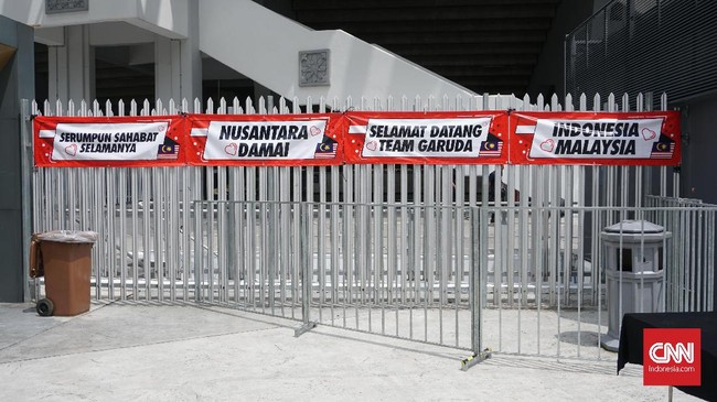 Suasana bersahabat terlihat di Stadion Bukit Jalil jelang Malaysia vs Indonesia pada Kualifikasi Piala Dunia 2022 pada Selasa (19/11) siang.