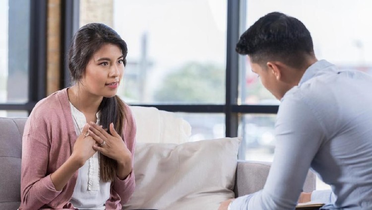 Bunda, simak ramalan zodiak hari ini mengenai keuangan, asmara, karier, hingga peruntungan lainnya yuk!