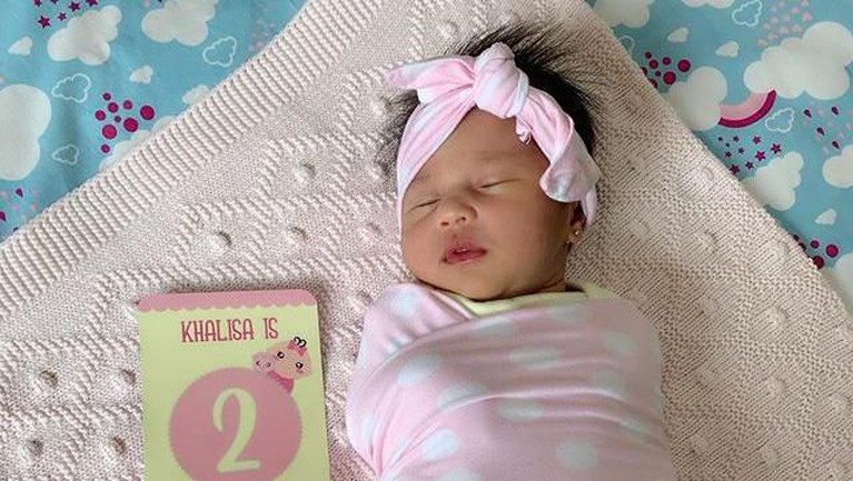 7 Potret Cantik dan Menggemaskan Putri Kartika Putri dan Habib Usman Beberapa potret cantik Khalisa, anak dari Kartika Putri dan Habib Usman.