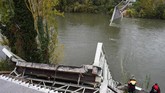 FOTO: Insiden Jembatan Ambruk di Prancis Tewaskan 2 Orang Sebuah jembatan gantung yang menghubungkan kota Mirepoix-sur-Tarn, Prancis, ambruk hingga menyebabkan dua orang tewas.