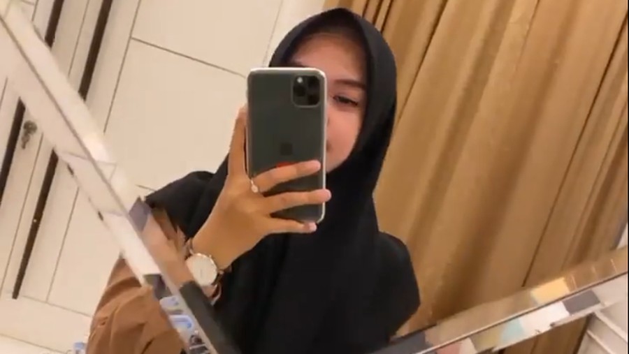iPhone 11 akan resmi masuk Indonesia pada 6 Desember mendatang. Berikut deretan artis yang sudah lebih dulu memamerkan iPhone 11 miliknya.