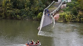 FOTO: Insiden Jembatan Ambruk di Prancis Tewaskan 2 Orang