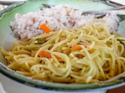 Suka Makan Mi Instan Pakai Nasi? Bahaya Enggak Sih Bagi Kesehatan?