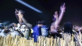 FOTO: 'Dugem' di Tengah Gurun Pasir