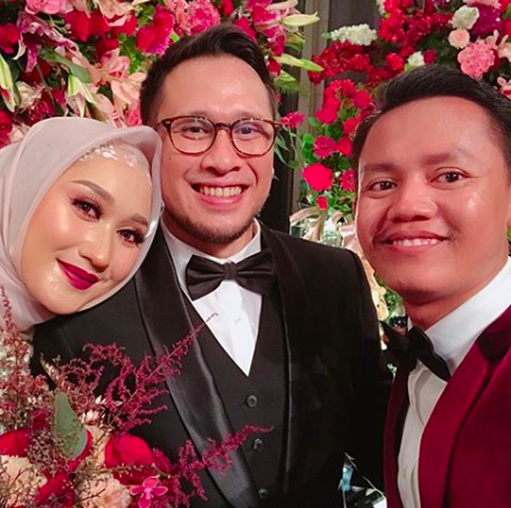 <p>Sudah resmi menjadi pasangan suami istri, boleh dong foto mesra bareng Sandy. Cantik kan, Bun, Dian Pelangi dalam balutan 3 busana pengantin. Mana favorit Bunda? (Foto: Instagram @sonebb)</p>